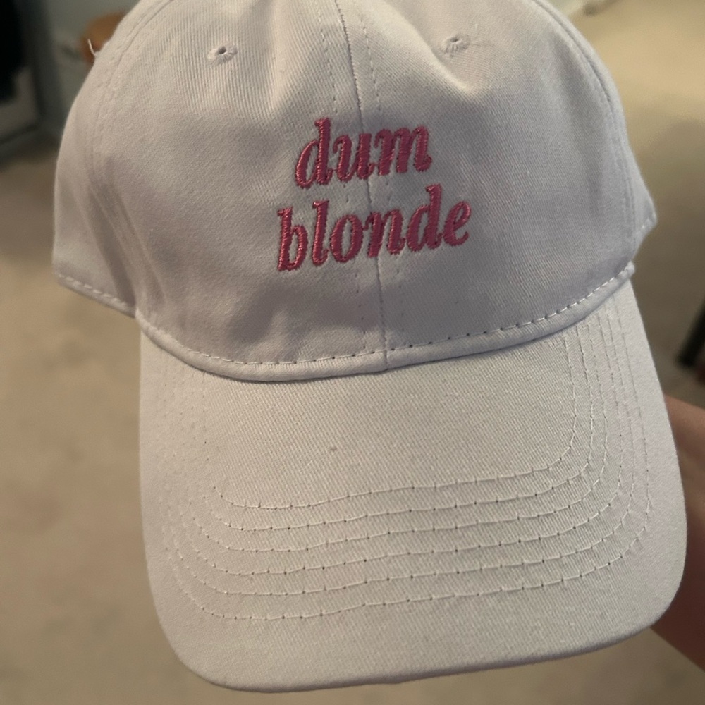 ‘dum’ blonde baseball cap
